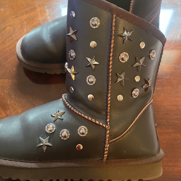 - 🦊Ugg NWOT Big Kids leather studded boots. EUC. All studs in place. 👏 - Picture 1 of 16